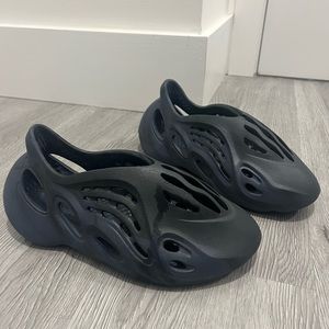 YZY foam RNNR mineral blue